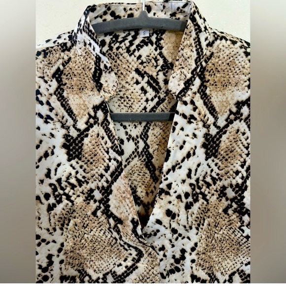 Snakeskin Collared Blouse pullover small - Picture 2 of 7